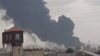 Aviones de combate de Israel lanzaron varios bombardeos contra el aeropuerto internacional de Saná y otros puntos de la capital del Yemen. (Redes Sociales.)