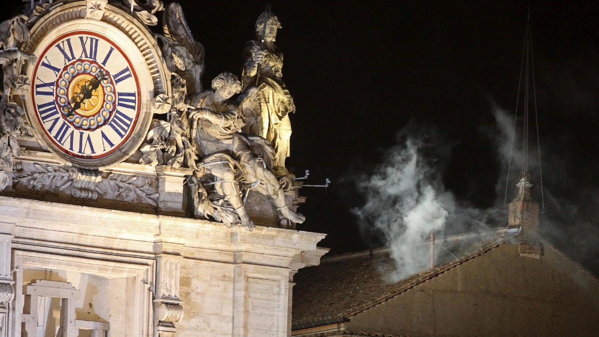 La fumata blanca surge de la chimenea de la Capilla Sixtina, en la segunda jornada de Cónclave en la ciudad del Vaticano. (EFE)