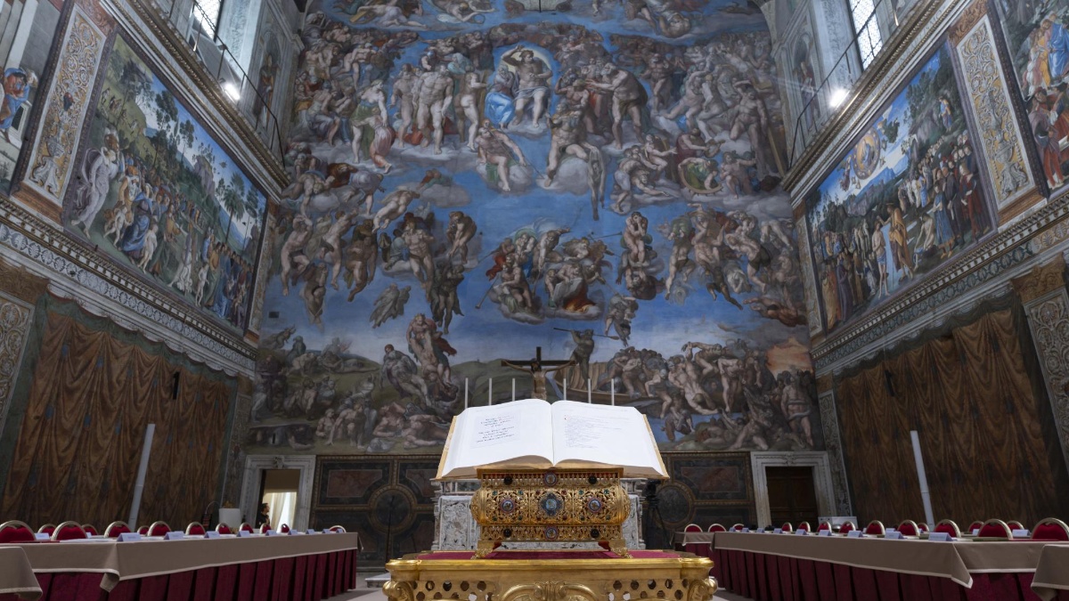 Esta foto, tomada y distribuida el 6 de mayo de 2025 por The Vatican Media, muestra la Capilla Sixtina en vísperas del cónclave en el Vaticano. (Foto: AFP)