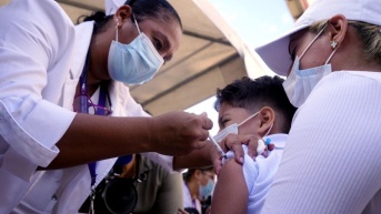Imagen de un niño siendo vacunado contra la tosferina en un colegio de Guayaquil, el 5 de mayo de 2025. (API)