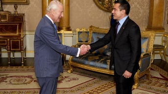 El rey Carlos III y el presidente Daniel Noboa se estrechan las manos durante su encuentro. (The Royal Family)