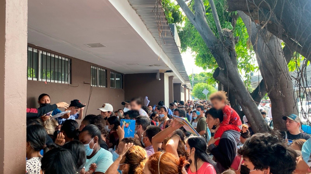 En el centro de salud de Sauces 3, en el norte, cientos de personas buscaban una vacuna. (Luis Alfredo Zúñiga / Ecuavisa)