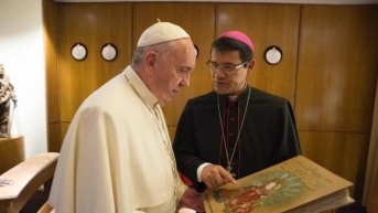Papa Francisco con el Arzobispo de Guayaquil, Luis Cabrera. (Internet)