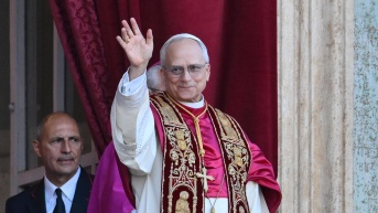 El nuevo papa, Robert Prevost, desde el balcón de la Plaza de San Pedro. (Foto: EFE)