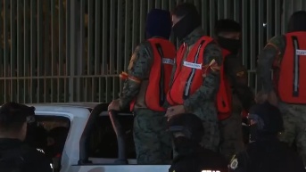 Imagen de militares participando de la reconstrucción de hechos del caso Las Malvinas. (Televistazo)