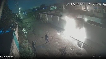 Captura del video del momento en el que fue el atentado a la casa del futbolista en Quinindé, Esmeraldas (Captura de panatalla)