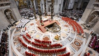 Esta foto, tomada y distribuida el 7 de mayo de 2025 por The Vatican Media, muestra a los cardenales durante la santa misa para la Elección del Romano Pontífice, antes del inicio del cónclave, en la Basílica de San Pedro del Vaticano. (Foto: AFP)