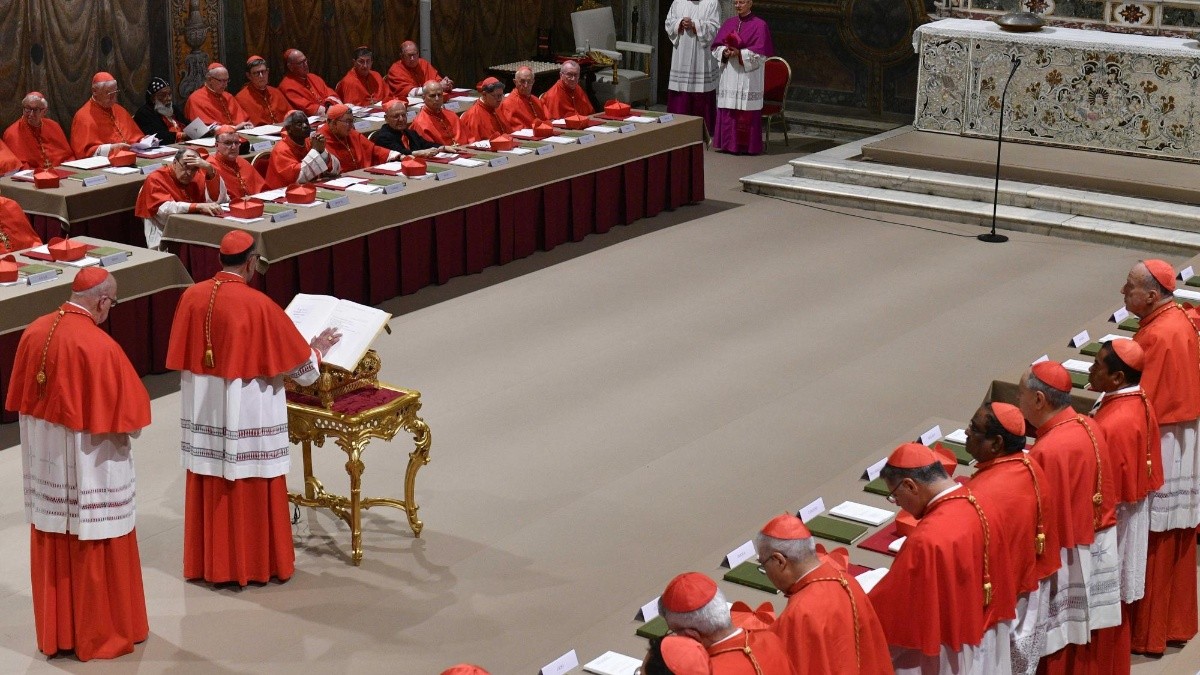Esta foto, tomada y distribuida el 7 de mayo de 2025 por Vatican Media, muestra a los cardenales antes del inicio del cónclave para la elección del nuevo Papa en la Capilla Sixtina del Vaticano. (HANDOUT / AFP)