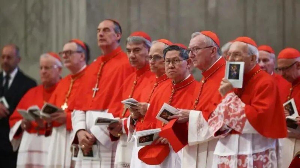 Entre los considerados 'papables' están el cardenal Pietro Parolin (segundo en la primera fila, desde la derecha) y el cardenal Luis Antonio Tagle (junto a Parolin). (GETTY IMAGES)
