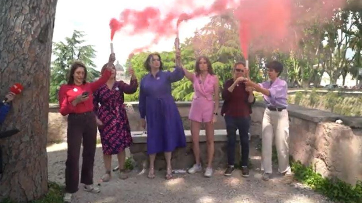 Mujeres hicieron una fumata rosa. (AFP)