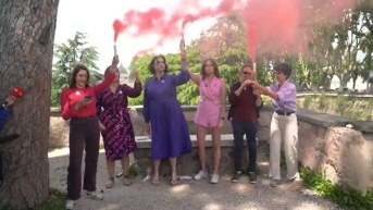 Mujeres hicieron una fumata rosa. (AFP)