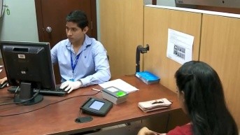 Una ciudadana tramitando su cédula de identidad. (Antonio Narváez / Ecuavisa)