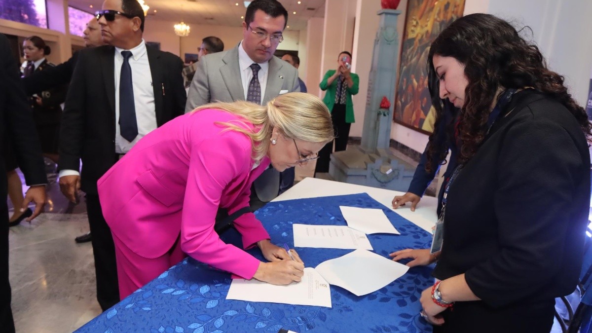 La asambleísta Anabella Azín durante la entrega de credenciales por parte del CNE. (Cortesía del CNE)