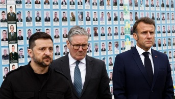 El presidente de Ucrania, Volodímir Zelenski, el primer ministro del Reino Unido, Keir Starmer, y el presidente de Francia, Emmanuel Macron, visitan el "Muro del Recuerdo de los Caídos por Ucrania", un monumento en honor a los soldados ucranianos, en el centro de Kiev, el 10 de mayo de 2025. (AFP)