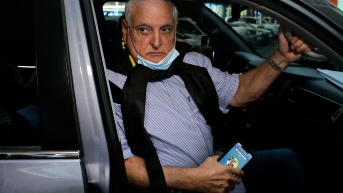 El expresidente de Panamá, Ricardo Martinelli, viajó el 10 de mayo de 2025 al exilio en Colombia, tras pasar más de un año encerrado en la embajada de Nicaragua para evitar cumplir una condena por blanqueo de capitales, informó la Cancillería panameña. (AFP)