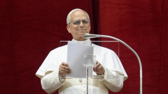 El papa León XIV dirigiendo la oración del Regina Caeli desde el balcón central de la Basílica de San Pedro en la Ciudad del Vaticano, el 11 de mayo de 2025. (EFE)