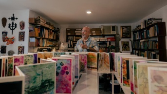 Fotografía cedida por David Rojas del investigador en ciencias marinas y acuarelista ecuatoriano, Roberto Jiménez, hablando durante una entrevista con EFE en su estudio en Guayaquil (Ecuador). (EFE)