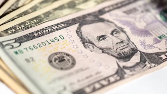 Imagen referencial de entrega de dinero. (Freepik)