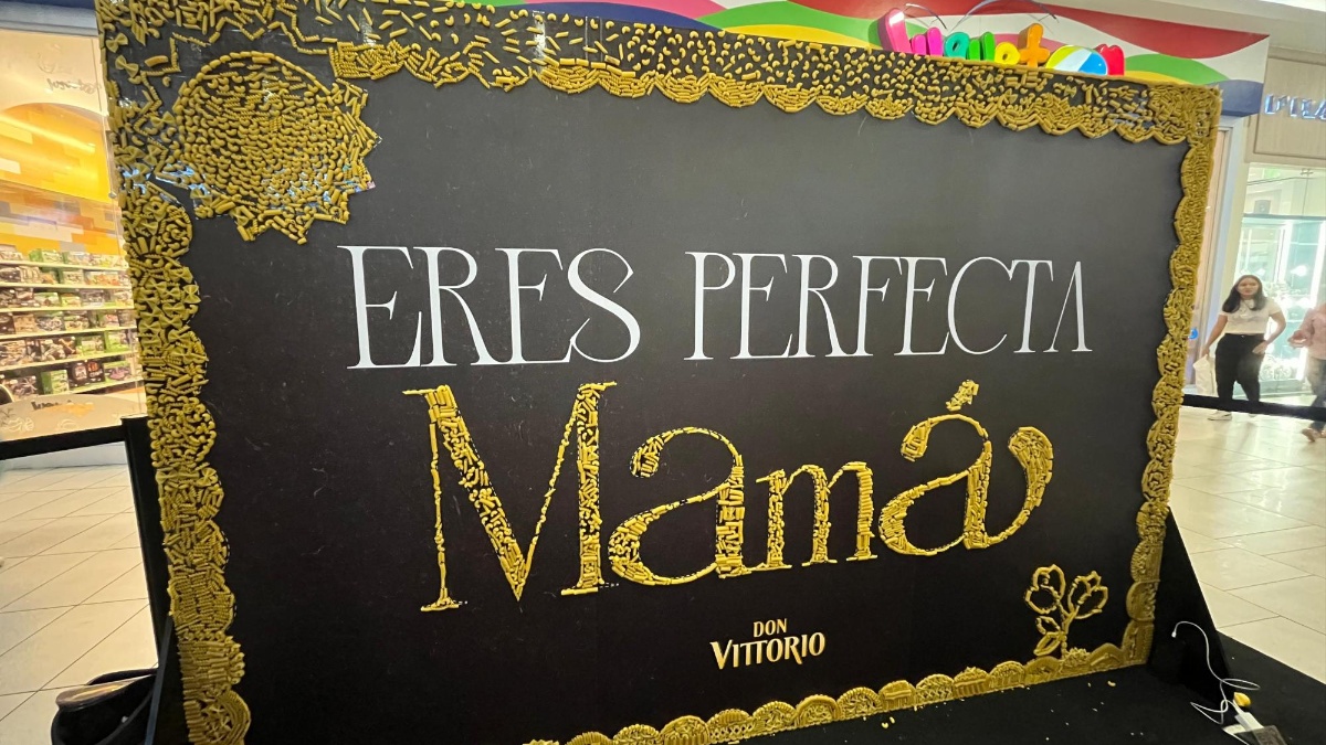 Tarjeta gigante decorada con fideos Don Vittorio. (Cortesía)