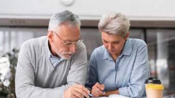 adultos mayores firmando (internet)