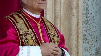 León XIV se presenta en el balcón central de la basílica de San  Pedro en el Vaticano (Fuente X Vaticano)