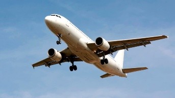 Imagen referencial de un avión en el cielo. (Canva)