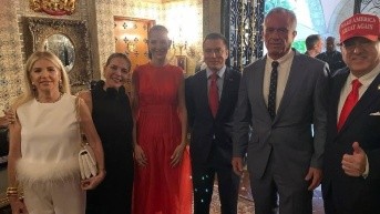 Foto del presidente Daniel Noboa con Lavinia Valbonesi con Robert F. Kennedy Jr. y Donald Trump en Mar-a-lago, Florida. (Redes sociales)
