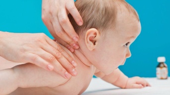 Imagen descriptiva de un bebe recibiendo terapia con medicos. (Fuente: Web)