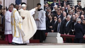 La misa de inicio del mandato del alto pontífice. Junto al altar central, se observa a Daniel Noboa y a Lavinia Valbonesi sentados en medio de los delegados internacionales. (Foto: X (Daniel Noboa))