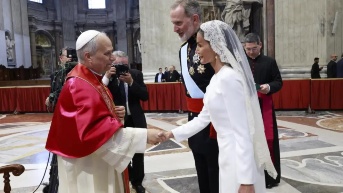 León XIV saludando a la reina Letizia. (Foto: Internet.)