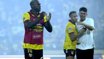 Felipe Caicedo, delantero de BSC que salió lesionado del Clásico del Astillero. (API)