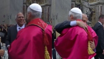 Abrazo del papa con su hermano (internet)