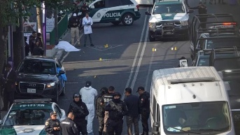 Peritos forenses trabajan en la zona donde fue asesinada la secretaria particular de la Jefa de Gobierno, Clara Brugada, en una avenida principal de la Ciudad de México. (EFE)