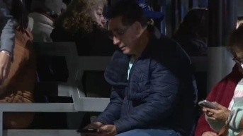 Imagen de familias esperando en los exteriores de un hospital de Quito. (Televistazo)