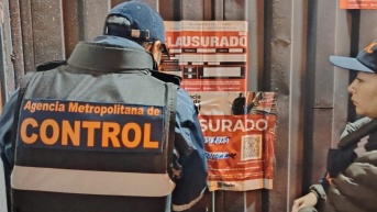 Los agentes de la AMC en la clausura del centro de rehabilitación clandestino. (Agencia Metropolitana de Control)