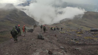 Los equipos de rescate de la Fuerza Terrestre recorre las montañas en Los Ilinizas. (Cortesía del Ejército)