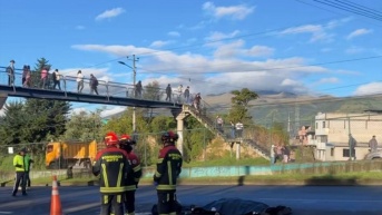 El Cuerpo de Bomberos atendiendo la emergencia en la que un motociclista perdió la vida. (Alex Pila)
