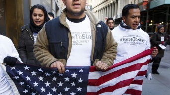 Imagen muestra a un grupo de personas participando en una manifestación pacífica en una calle urbana de Estados Unidos. (Fuente: Web)