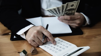 Imagen referencial de un hombre que apuesta por la bola nieve como estrategia para salir de las deudas. (Freepik)