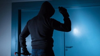 Imagen referencial de un ladrón ingresando a un local comercial. (Internet)