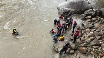 Imagen referencial. Elementos del Cuerpo de Bomberos Baños hacen un entrenamiento de aguas rápidas. (Bomberos Baños)