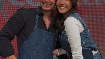 Eduardo Andrade y Gigi Mieles en el set de En Contacto. (Ecuavisa)