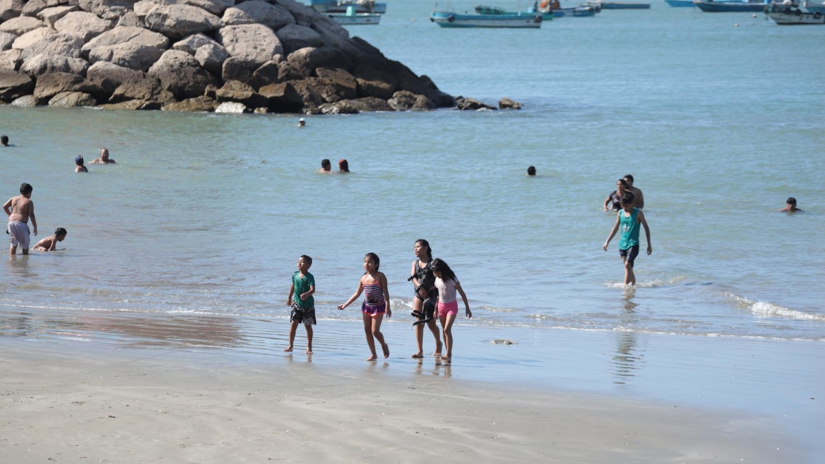 Turistas disfrutando del feriado en La Libertad, Santa Elena. (API)