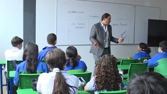 Imagen referencial de un docente impartiendo clases. (Archivo)