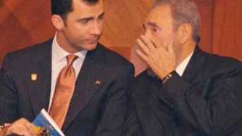 El entonces príncipe de España, Felipe de Borbón, junto al exmandatario cubano Fidel Castro, en 2003. (Vistazo)