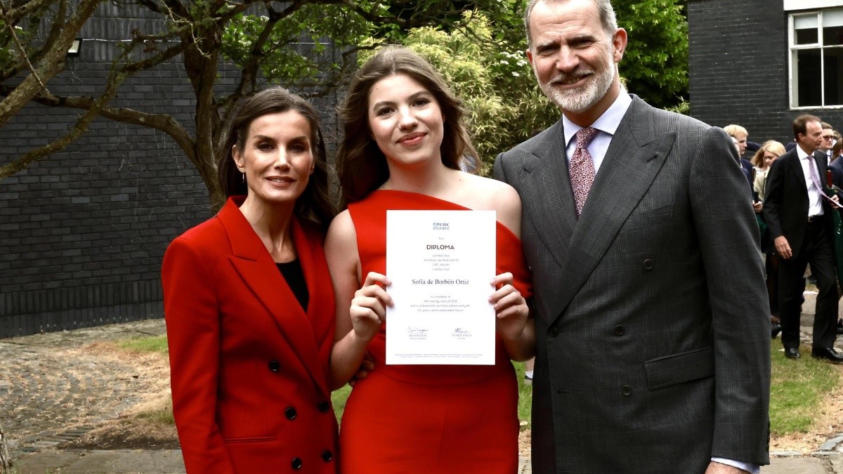Los reyes Felipe VI y Letizia junto a la infanta Sofía tras su graduación en el UWC Atlantic College de Gales, donde concluye el Bachillerato Internacional. (Foto: EFE)