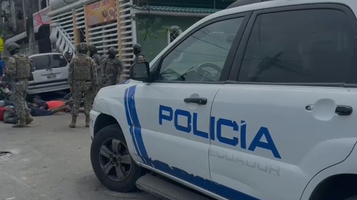 Seis detenidos dejó un operativo de control en la Martha de Roldós, en Guayaquil. Uno era un preso fugado de la cárcel Cotopaxi. (Policía Nacional)