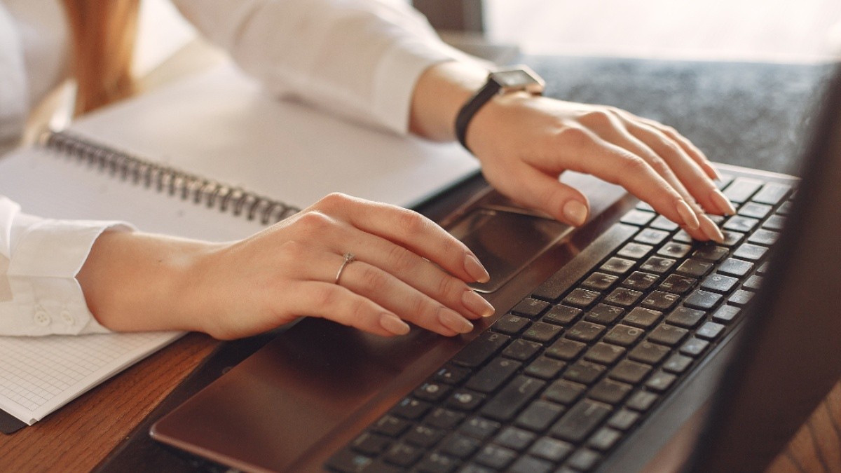 Imagen referencial de una persona completando el Registro Único para ingresar a las universidades públicas. (CANVA)