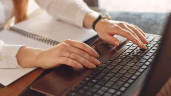 Imagen referencial de una persona completando el Registro Único para ingresar a las universidades públicas. (CANVA)