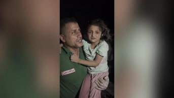Captura de pantalla de video en el que rescatan a niña de los escombros. (EFE)